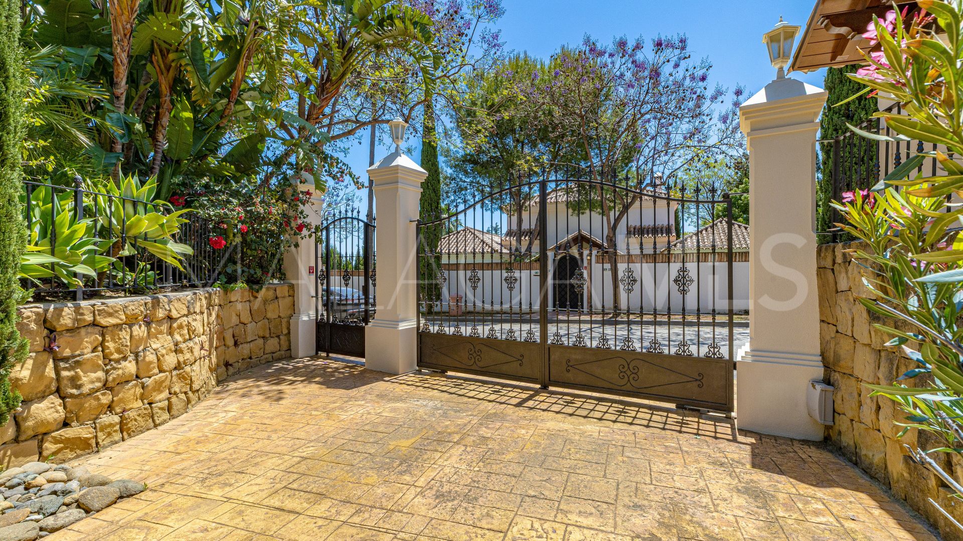 Villa for sale in Benahavis