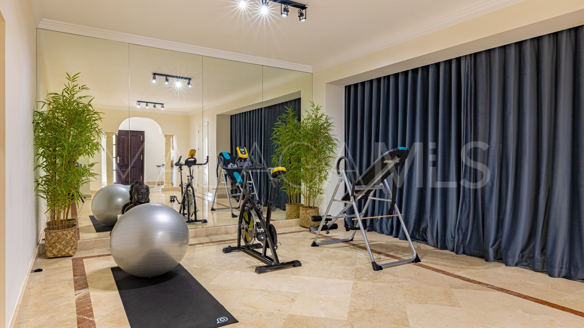 Villa for sale in Benahavis