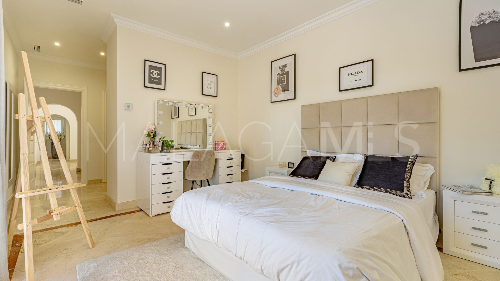 Villa for sale in Benahavis
