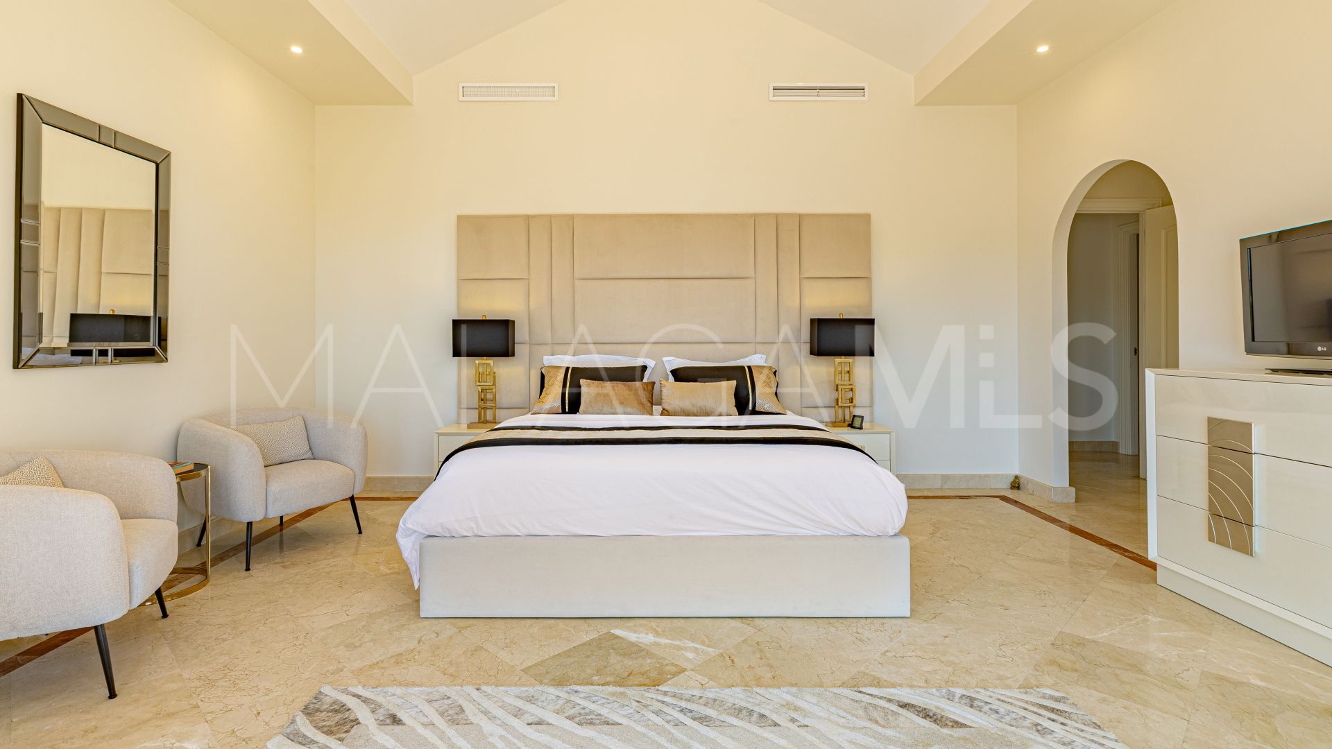 Villa for sale in Benahavis