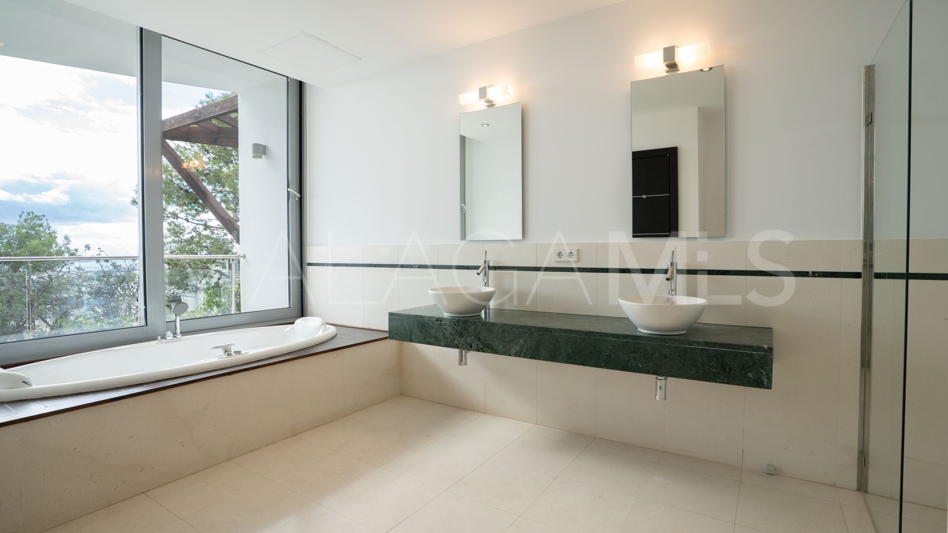 Villa de 5 bedrooms a la venta in Marbella