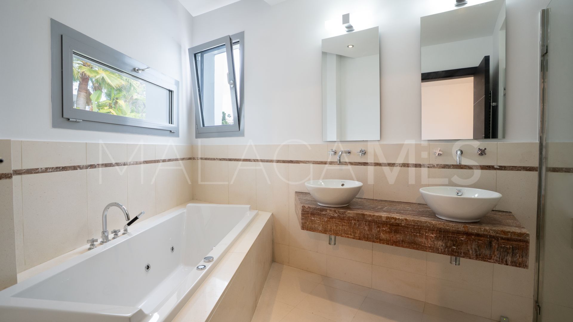 Villa de 5 bedrooms a la venta in Marbella