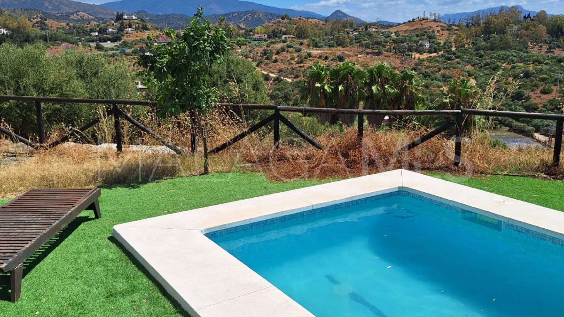 Buy finca in Estepona with 4 bedrooms