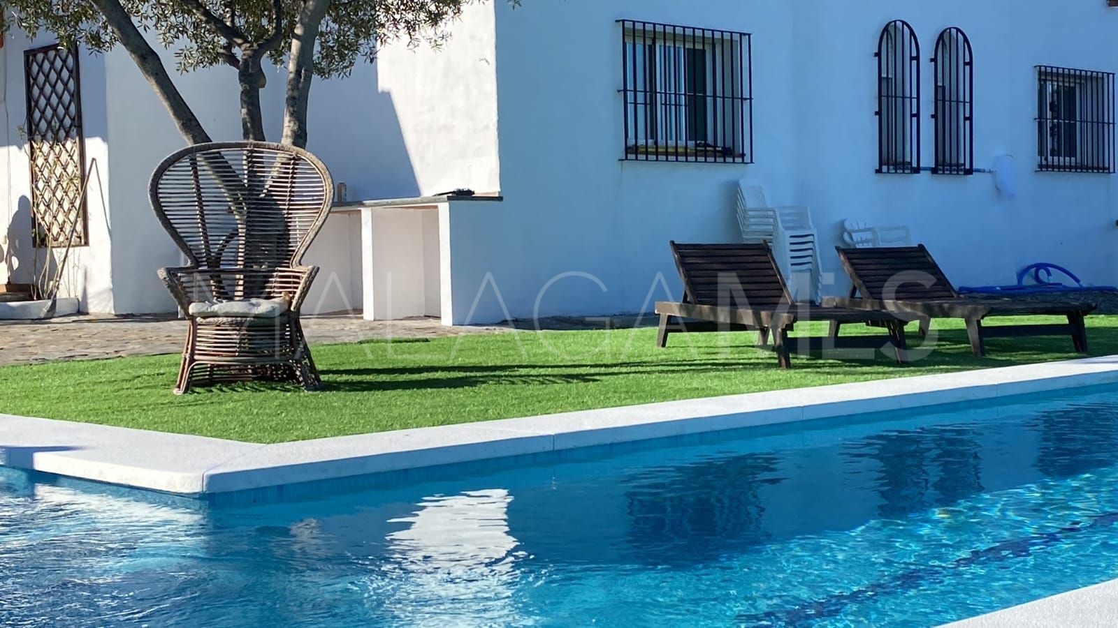 Buy finca in Estepona with 4 bedrooms