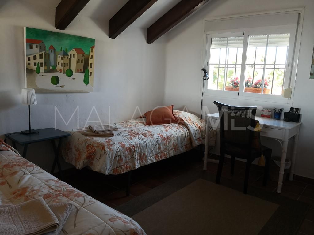 Buy finca in Estepona with 4 bedrooms