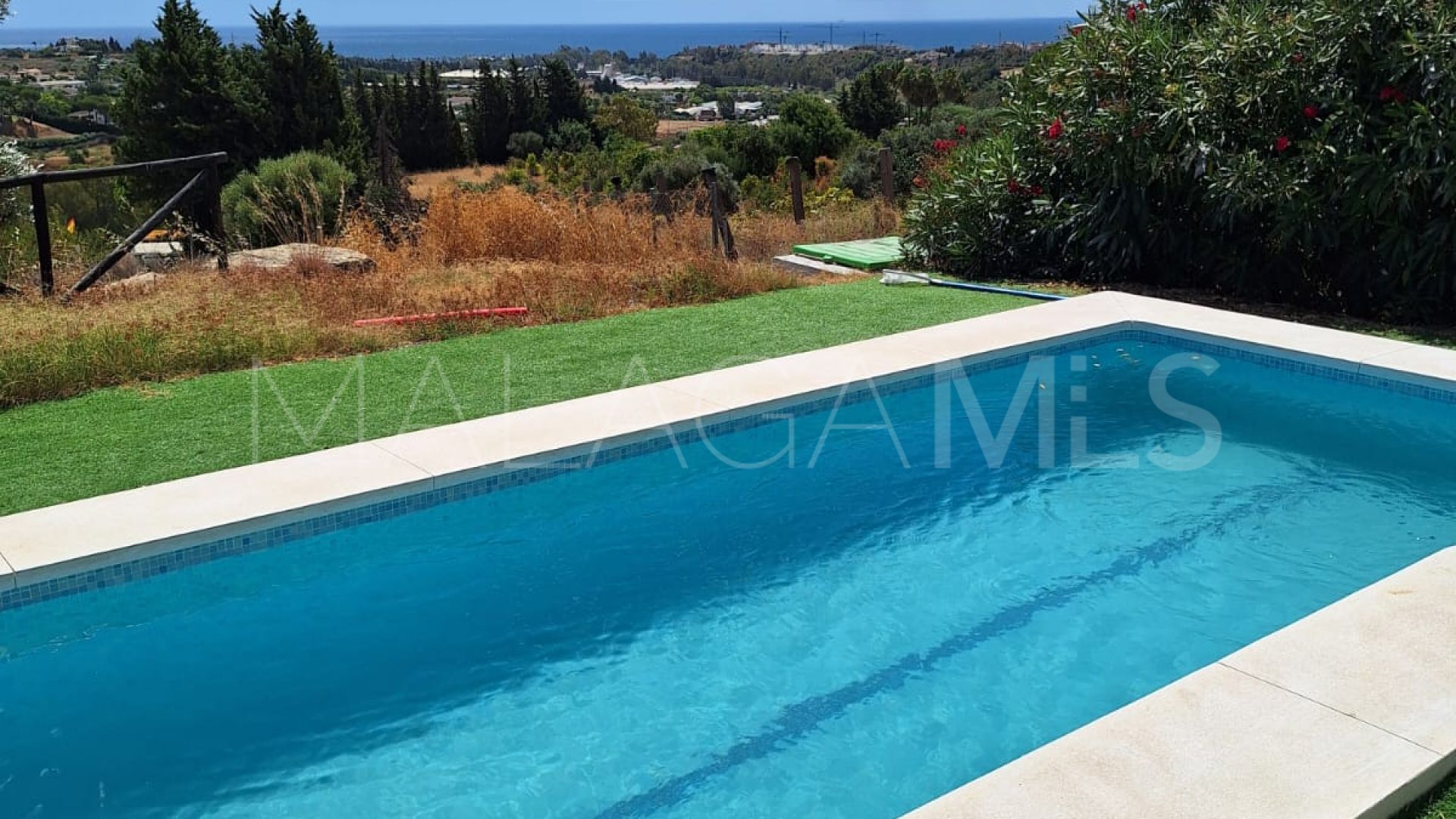 Buy finca in Estepona with 4 bedrooms