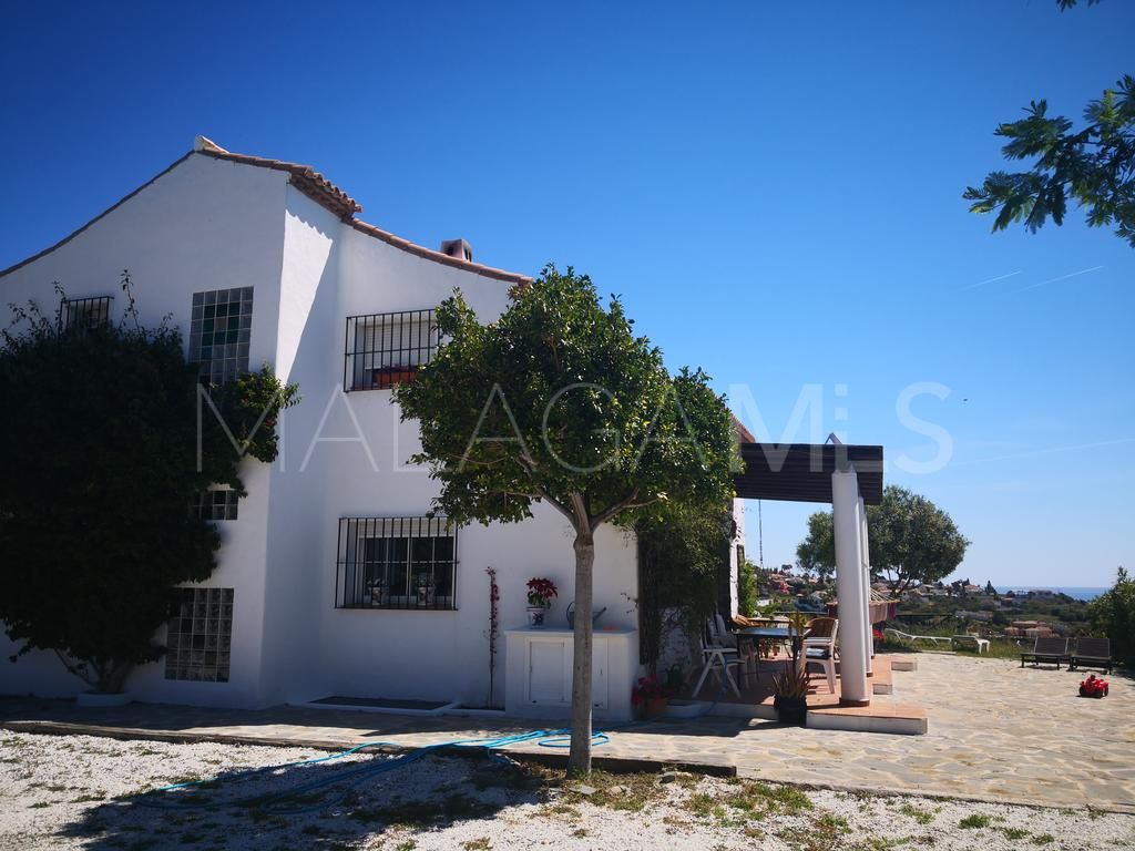 Buy finca in Estepona with 4 bedrooms