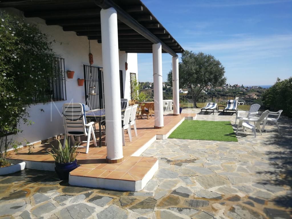 Buy finca in Estepona with 4 bedrooms