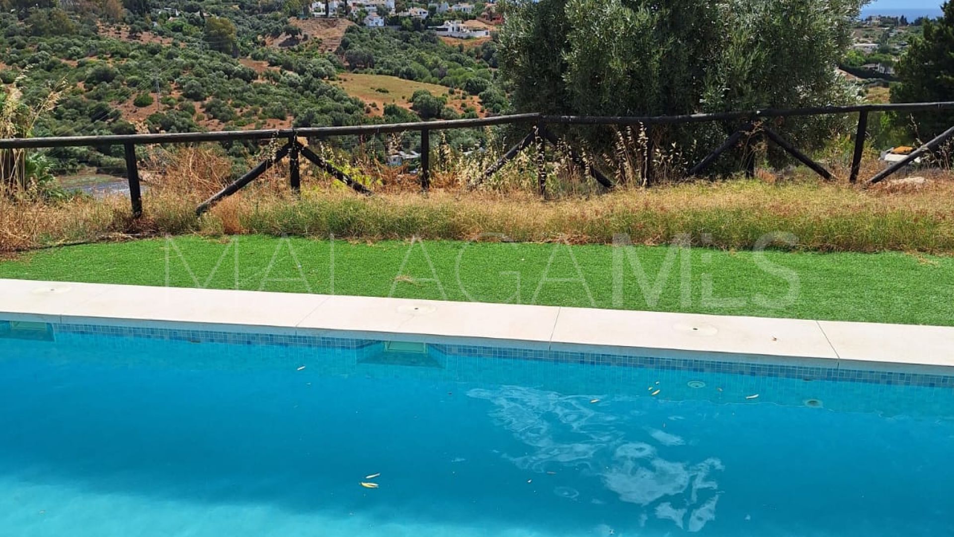 Buy finca in Estepona with 4 bedrooms