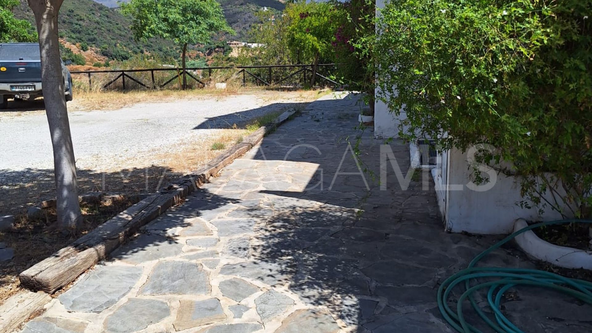 Buy finca in Estepona with 4 bedrooms