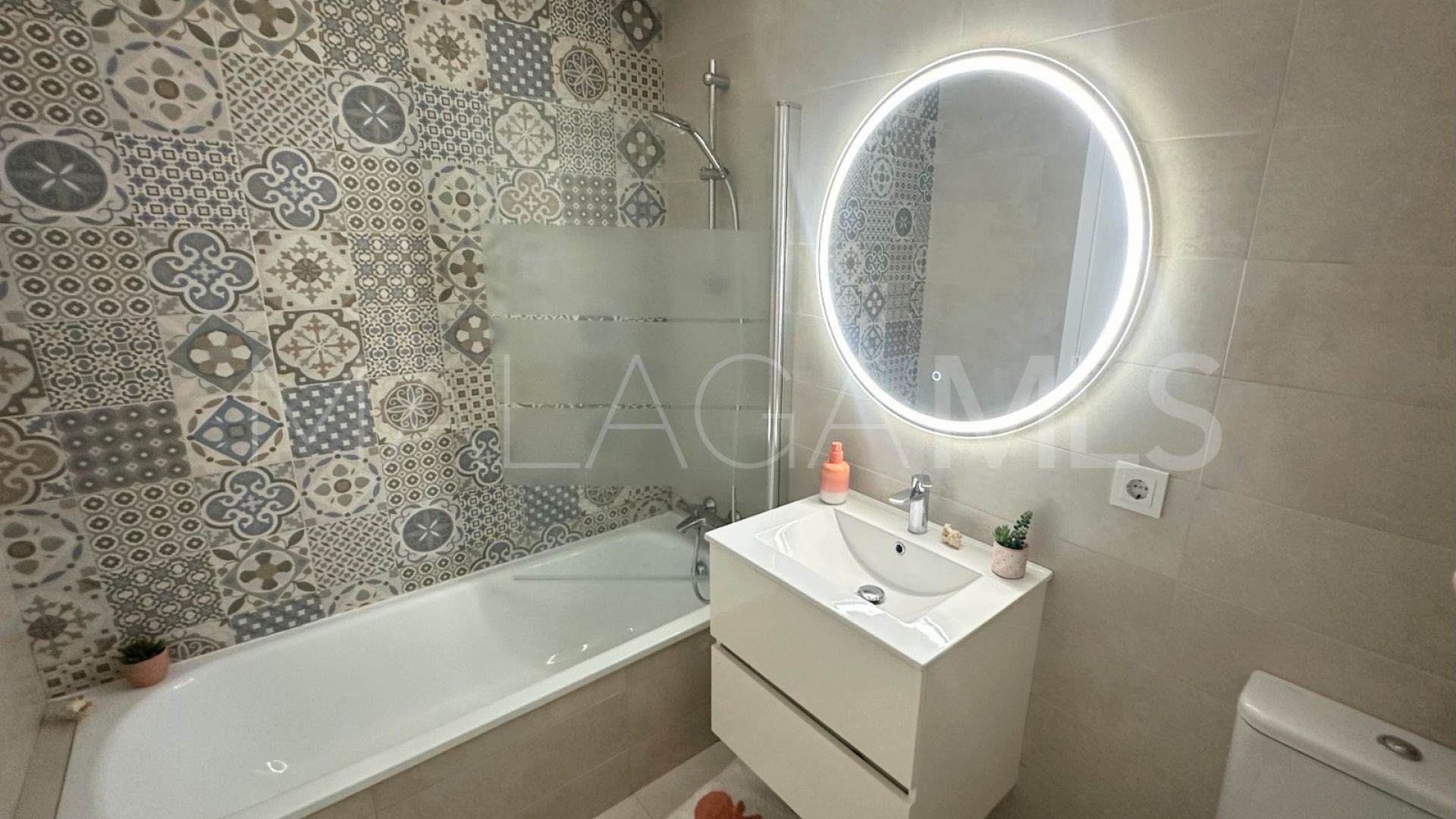 Buy Ático in Estepona with 3 bedrooms