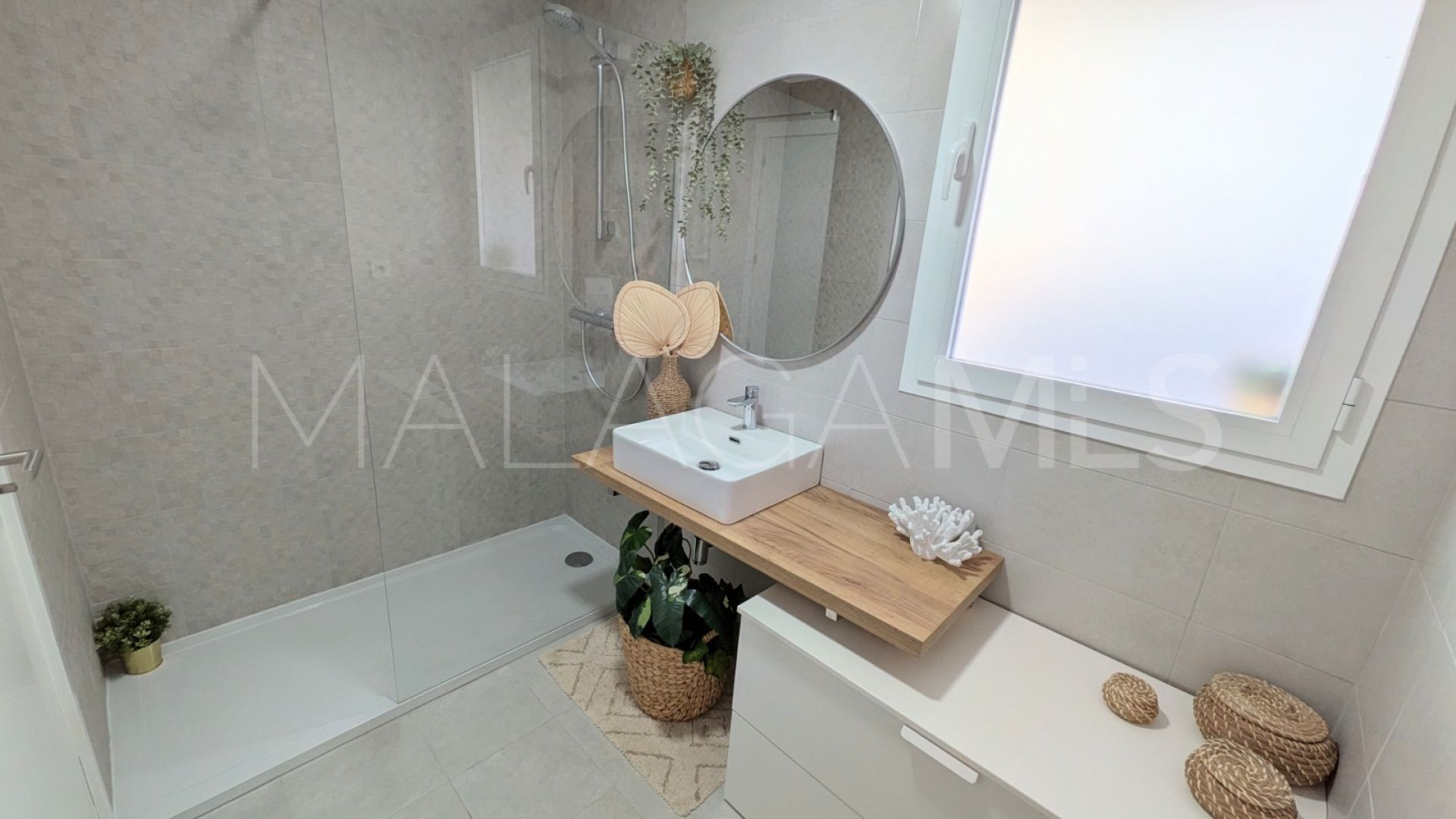 Buy Ático in Estepona with 3 bedrooms