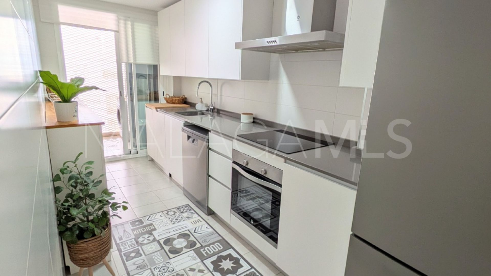Buy Ático in Estepona with 3 bedrooms