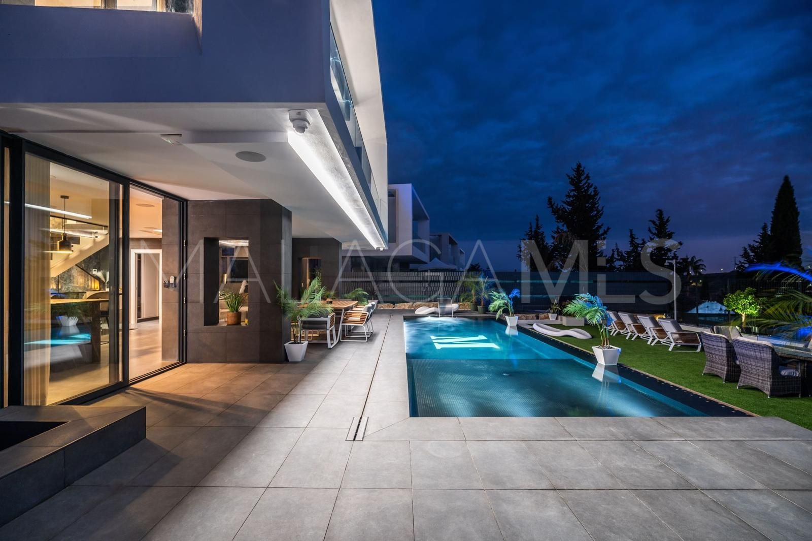 Villa for sale in Estepona