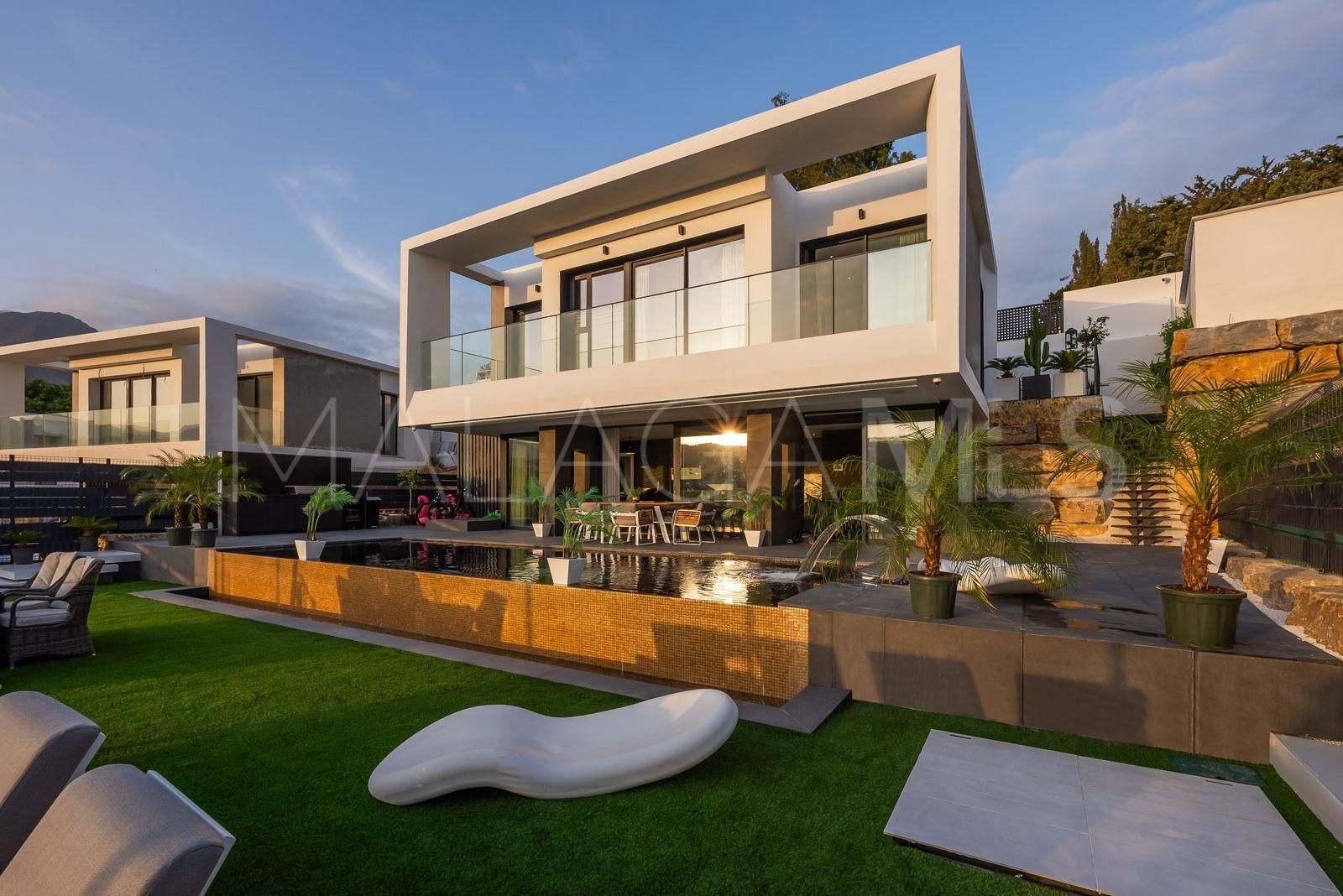 Villa for sale in Estepona