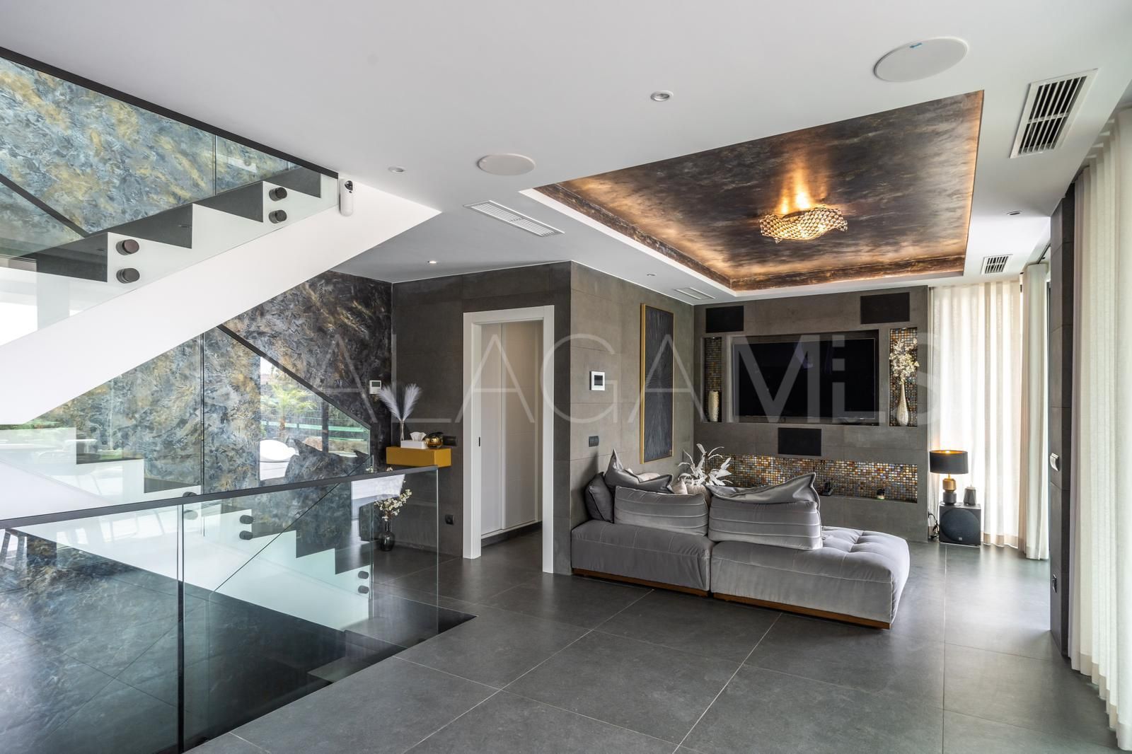 Villa for sale in Estepona