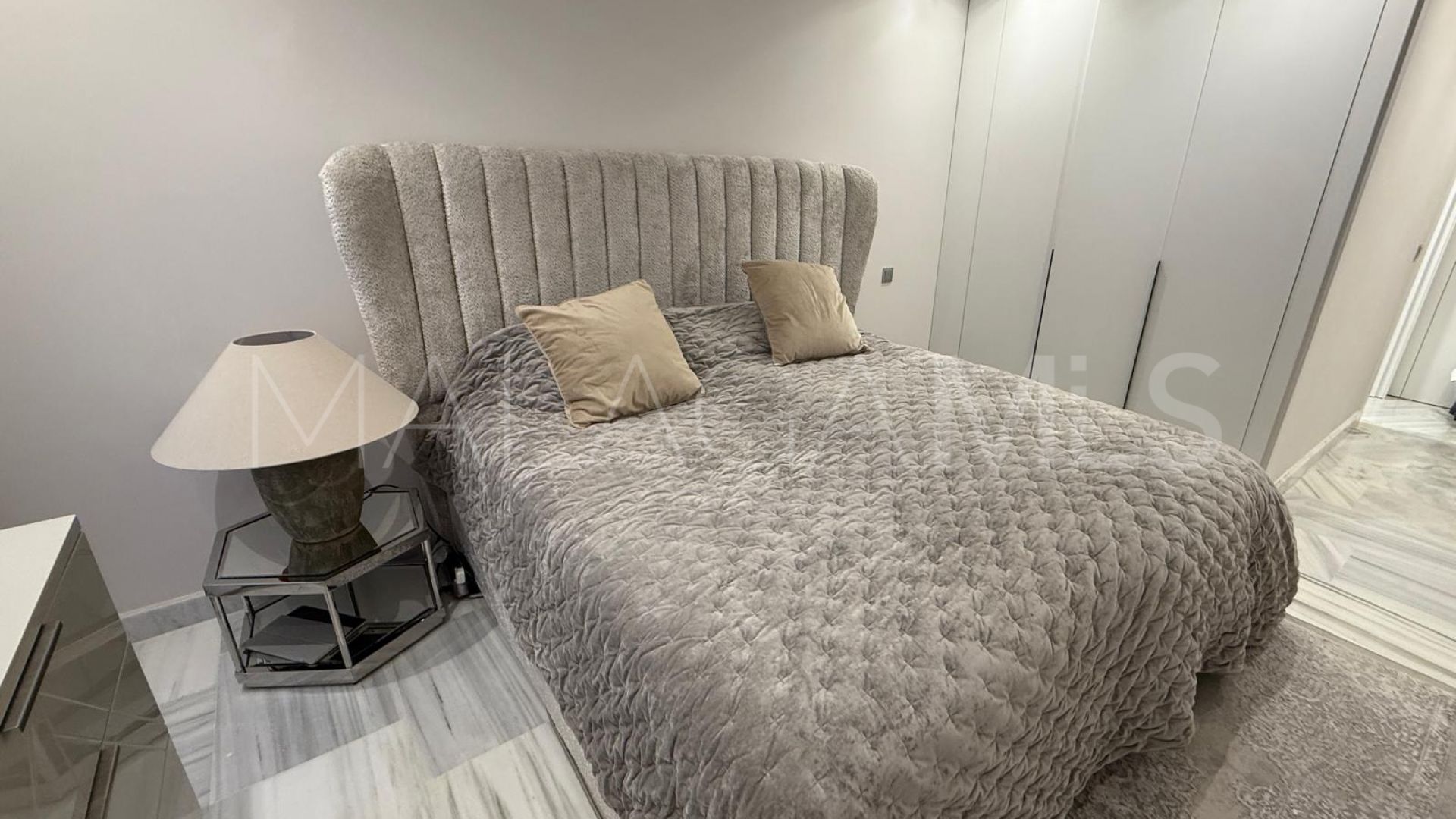 For sale apartment in Benahavis