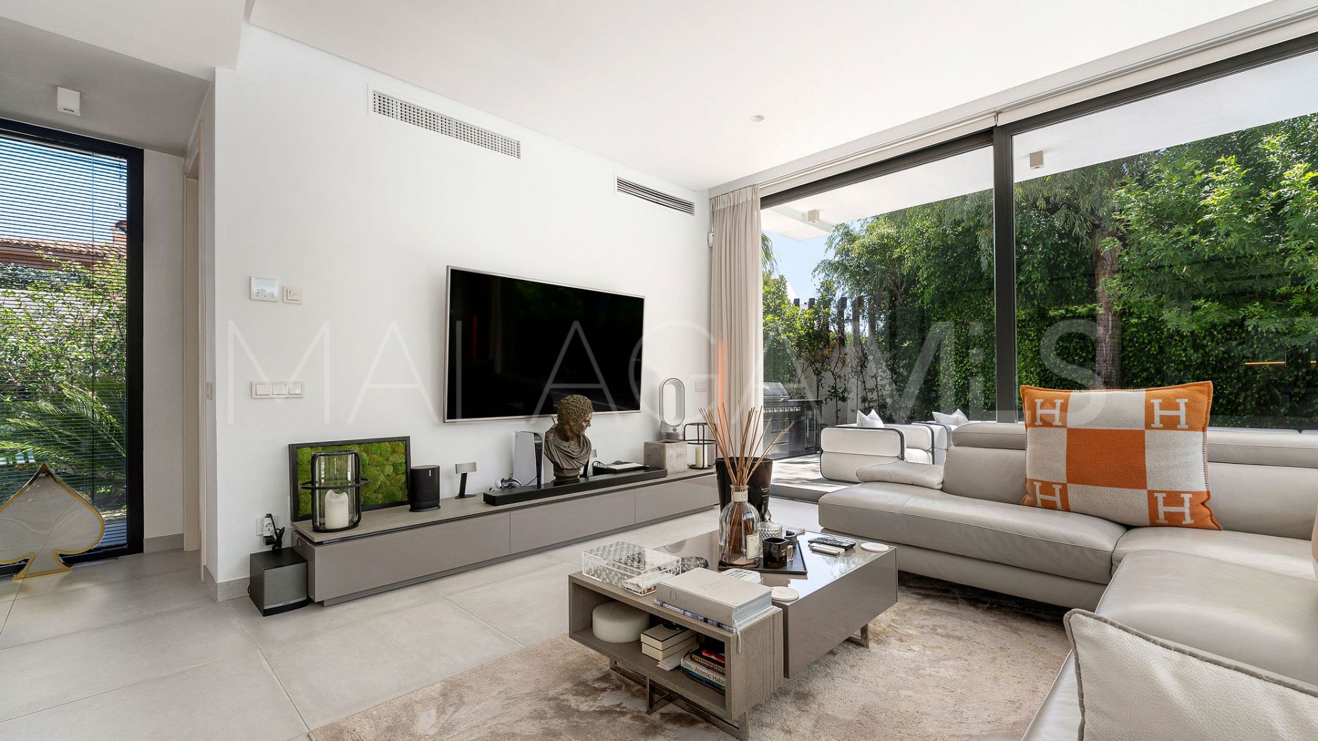 Villa for sale in Estepona