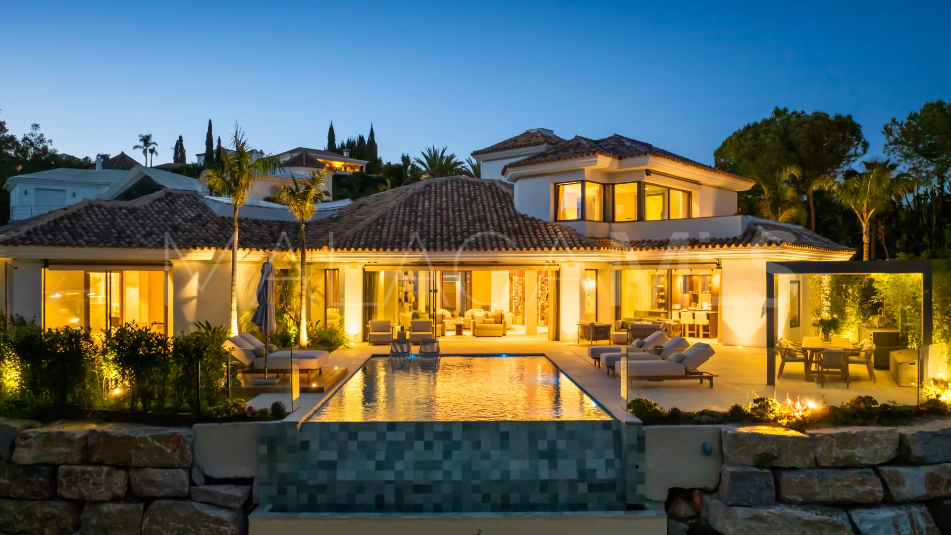 Buy villa with 6 bedrooms in Benahavis