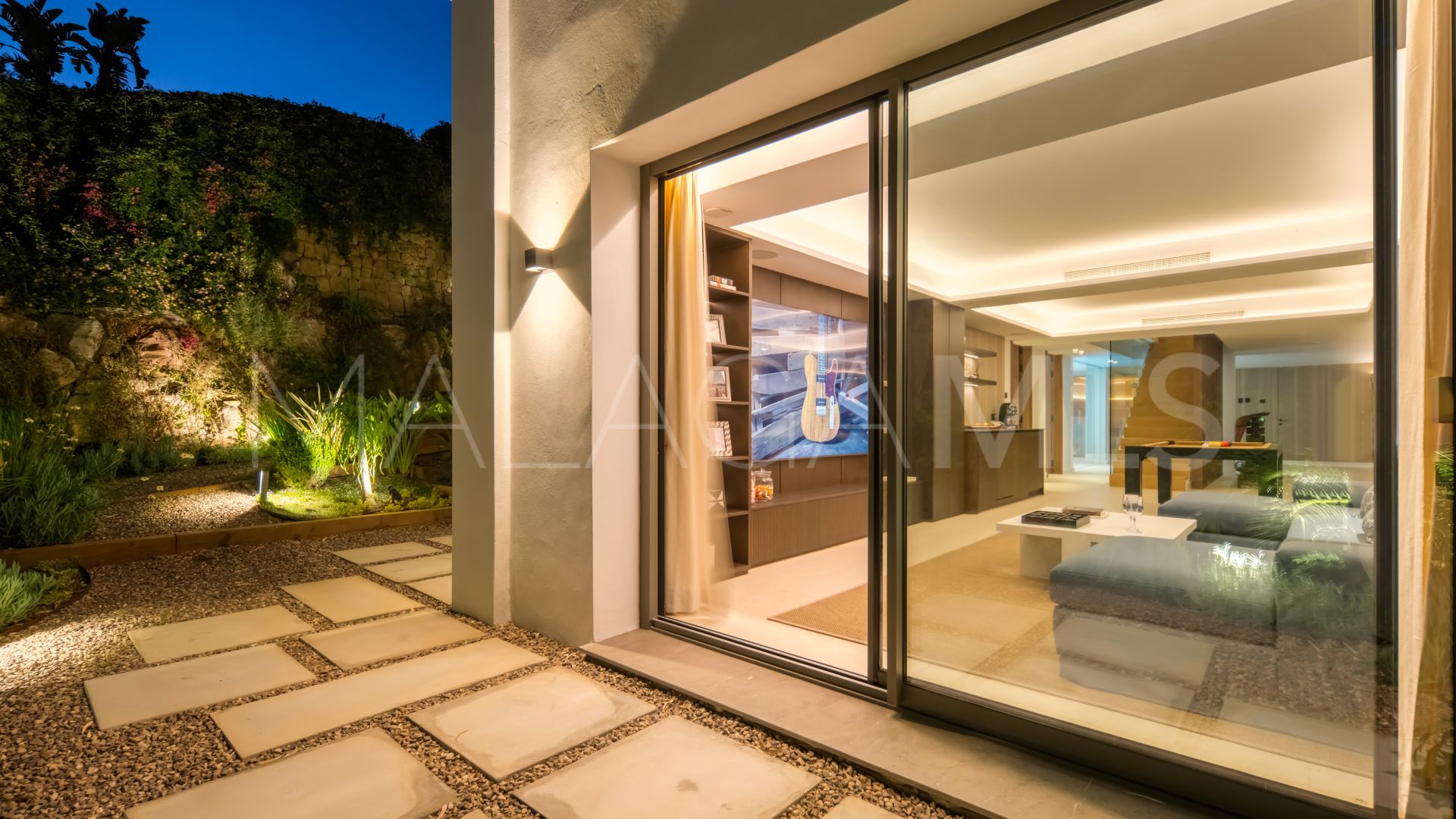 Buy villa with 6 bedrooms in Benahavis