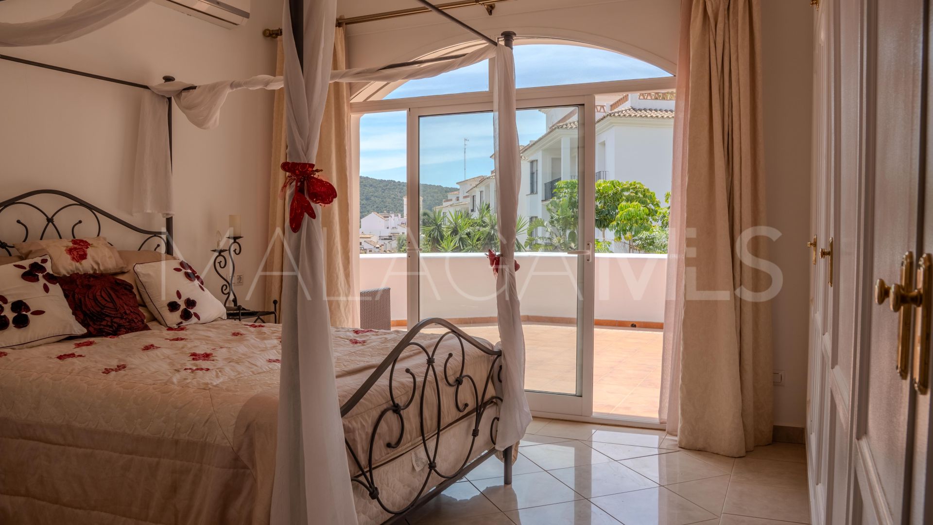Villa for sale in Benahavis