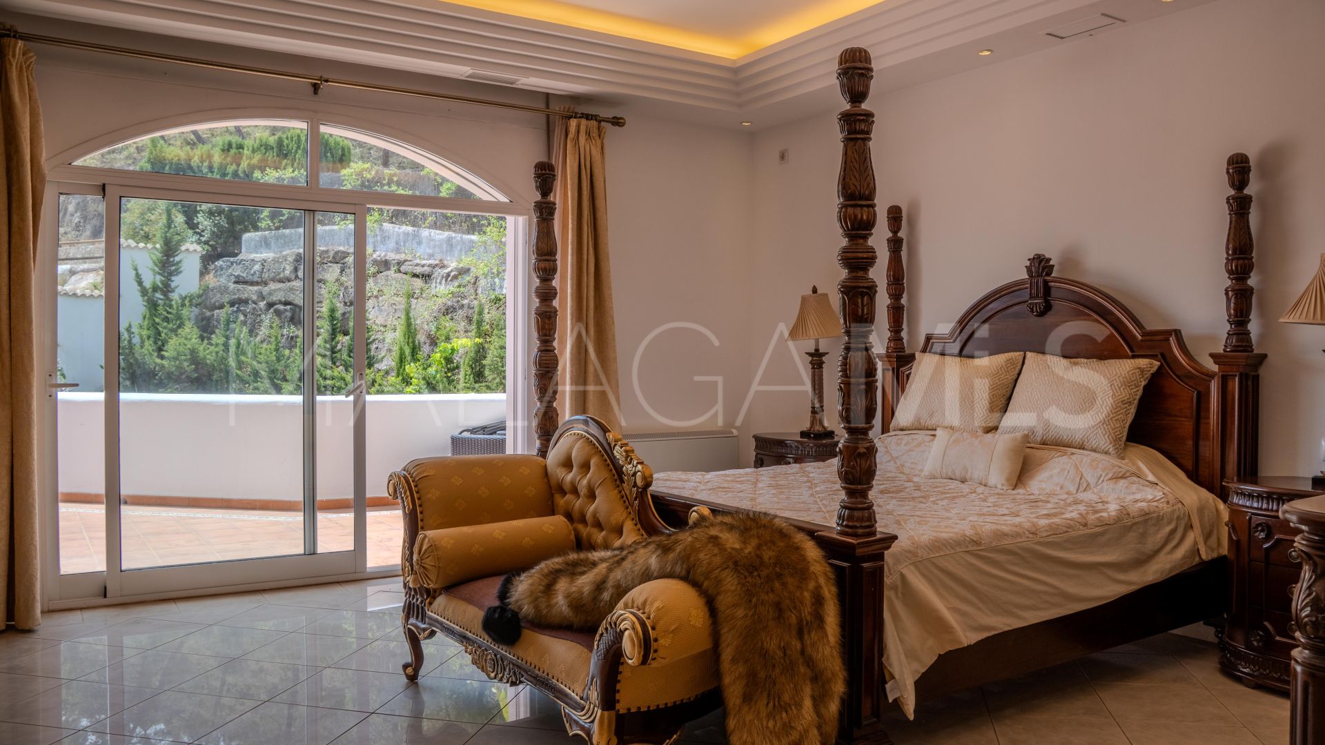 Villa for sale in Benahavis