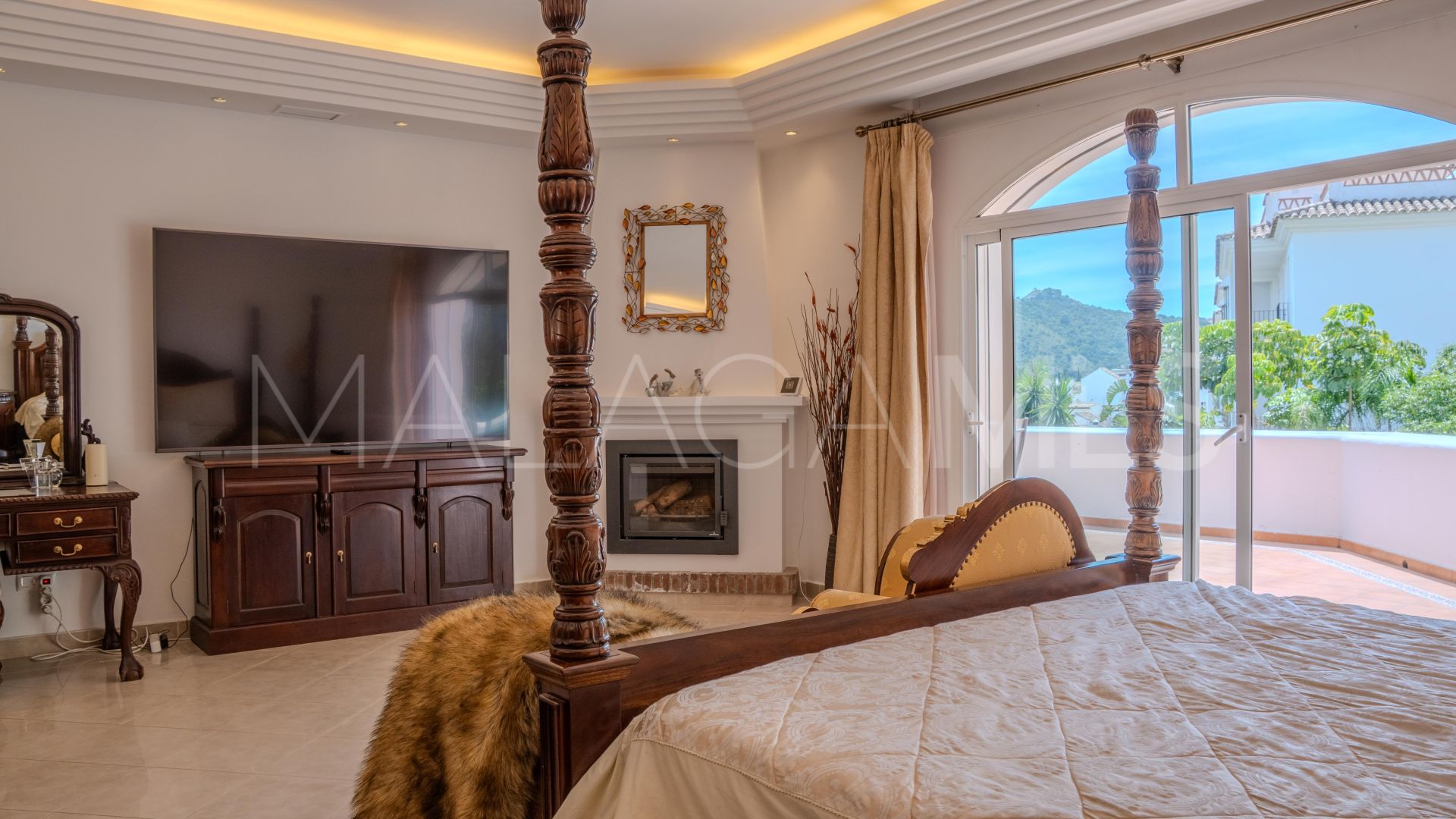 Villa for sale in Benahavis