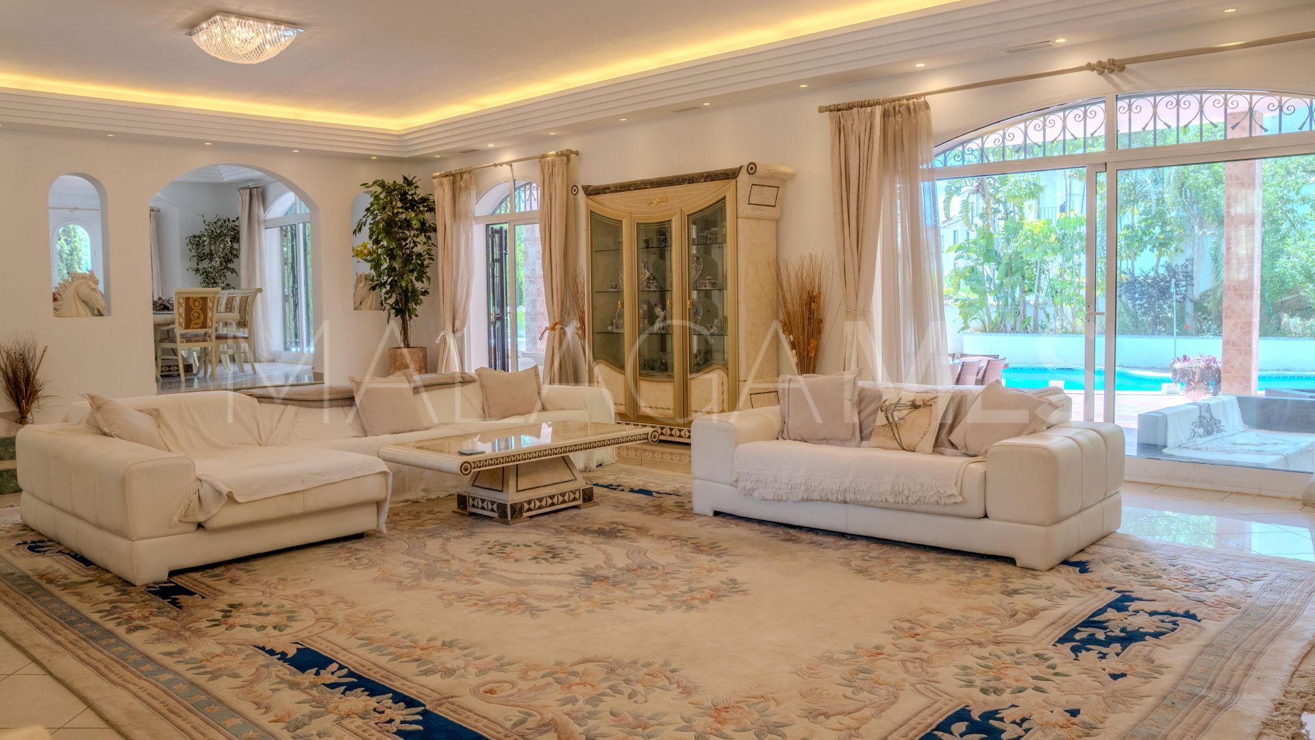 Villa for sale in Benahavis