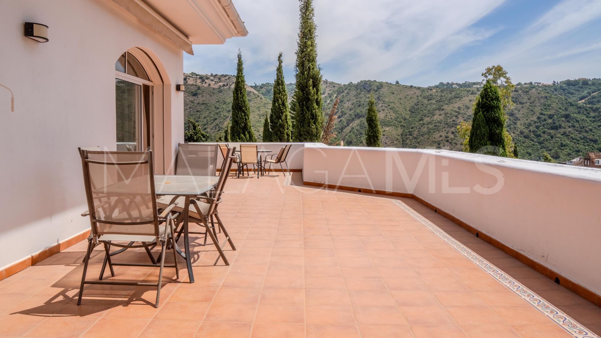 Villa for sale in Benahavis