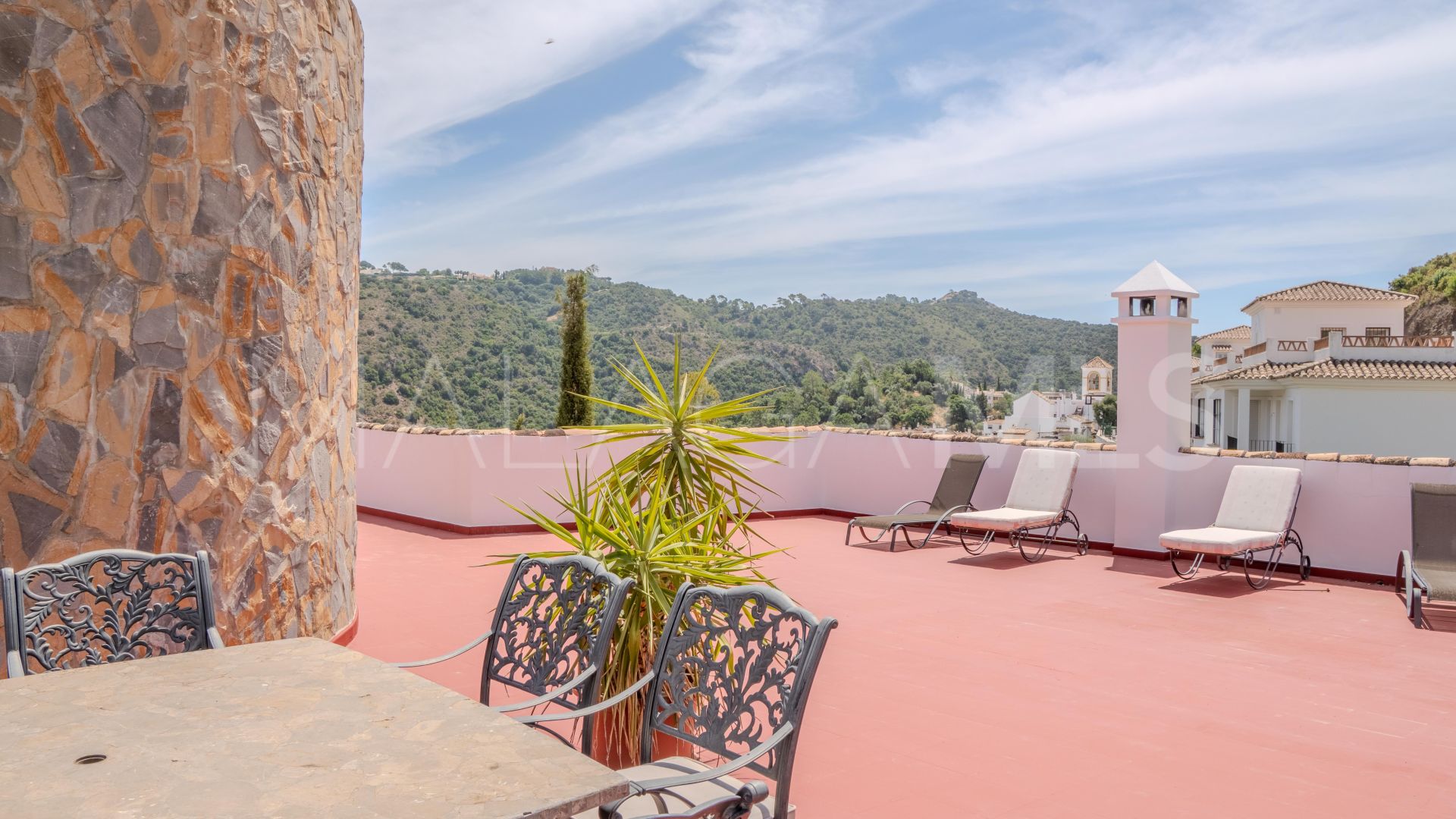 Villa for sale in Benahavis