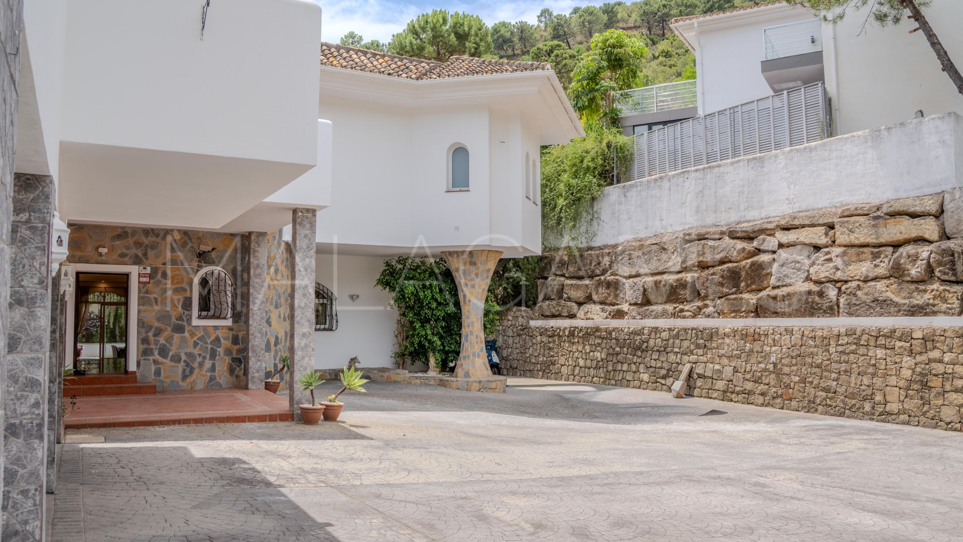 Villa for sale in Benahavis