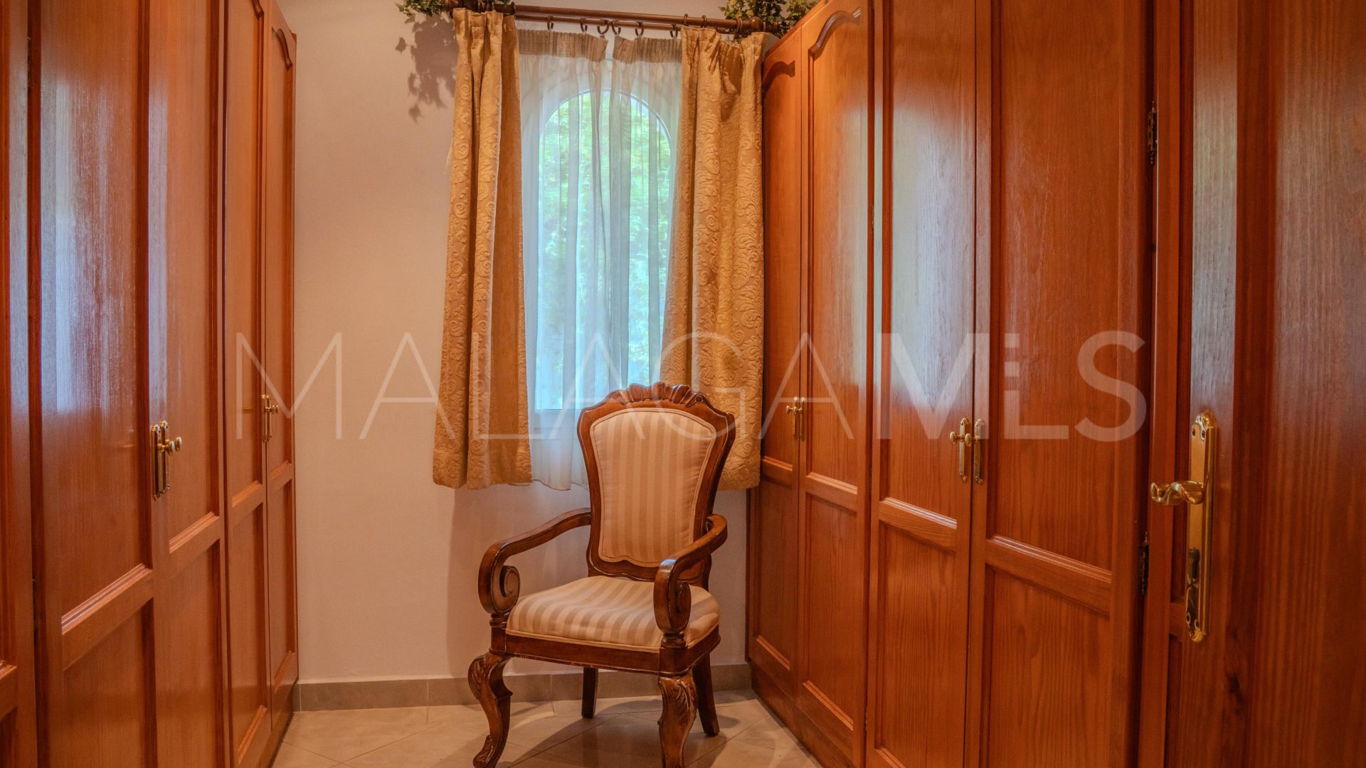 Villa for sale in Benahavis