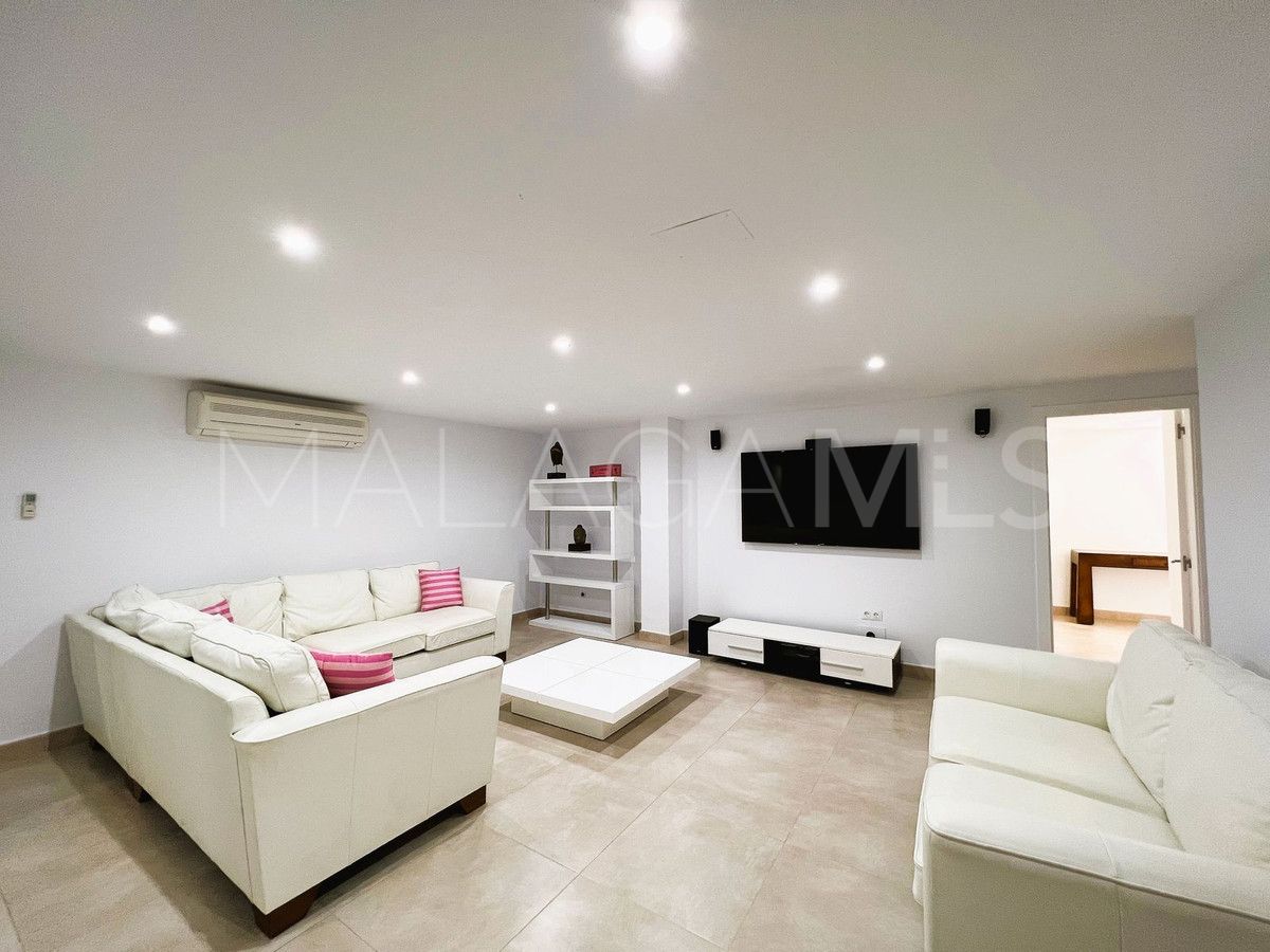 Villa for sale in Nueva Andalucia