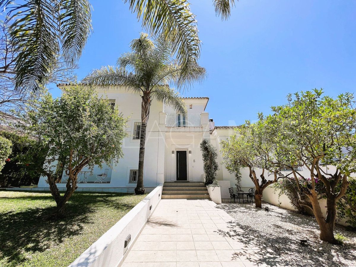 Villa for sale in Nueva Andalucia