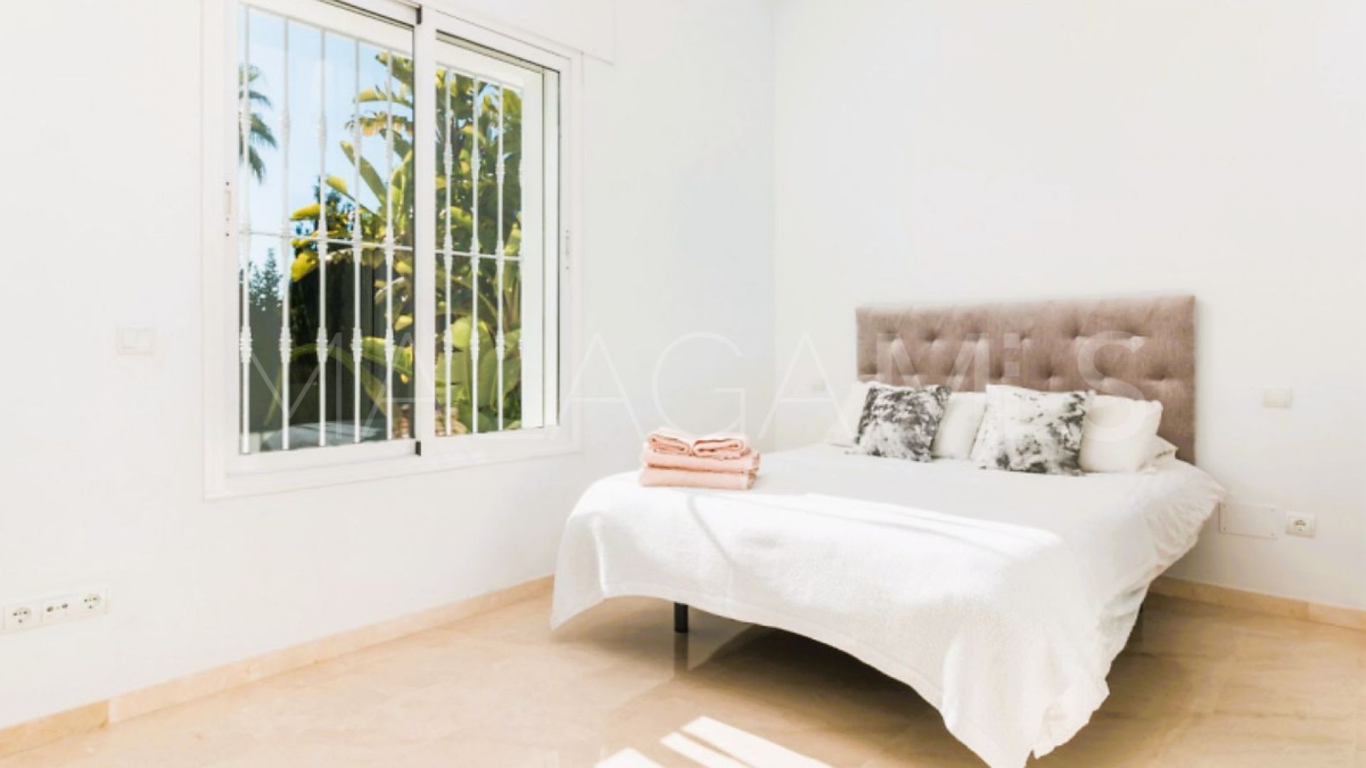 Villa for sale in Nueva Andalucia