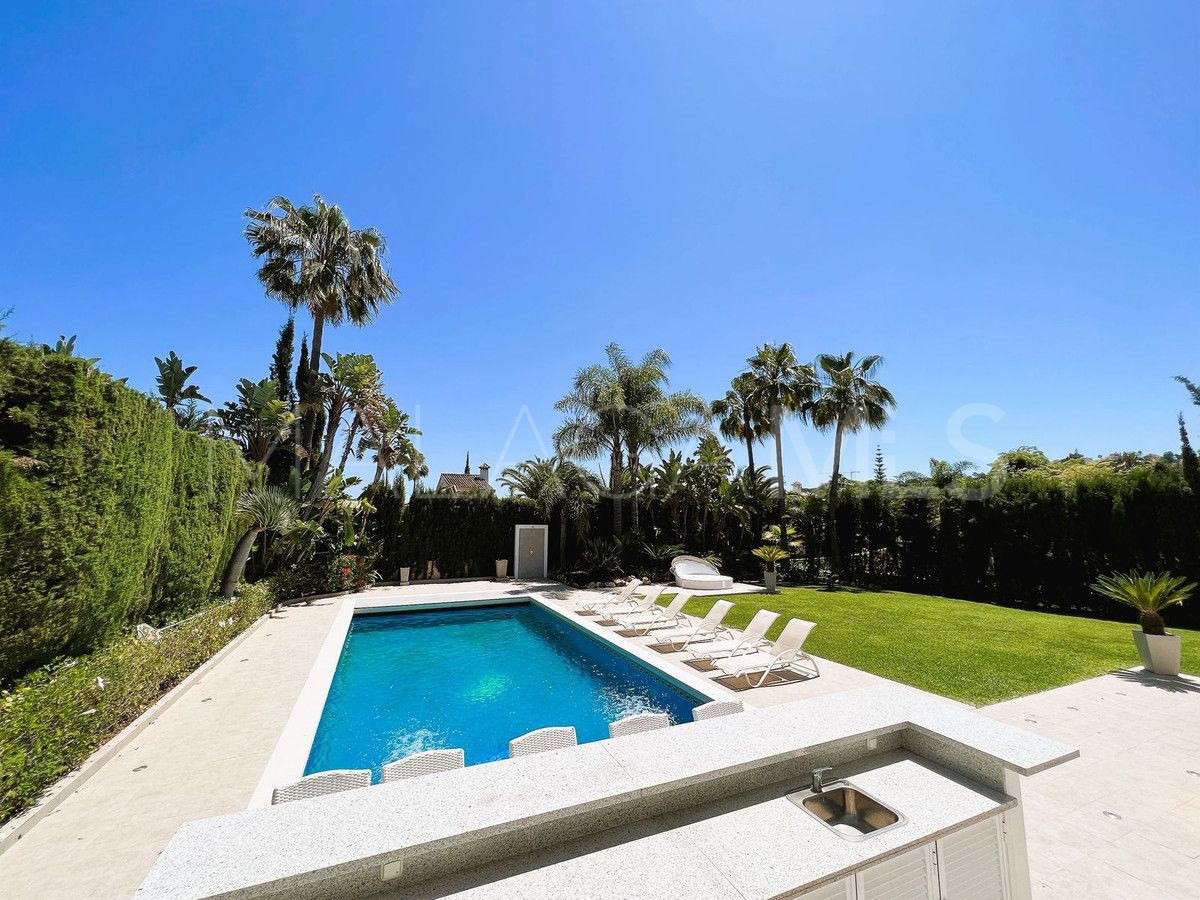 Villa for sale in Nueva Andalucia