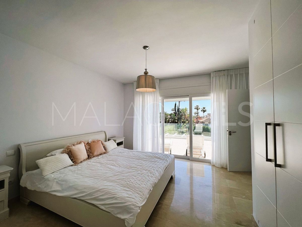 Villa for sale in Nueva Andalucia