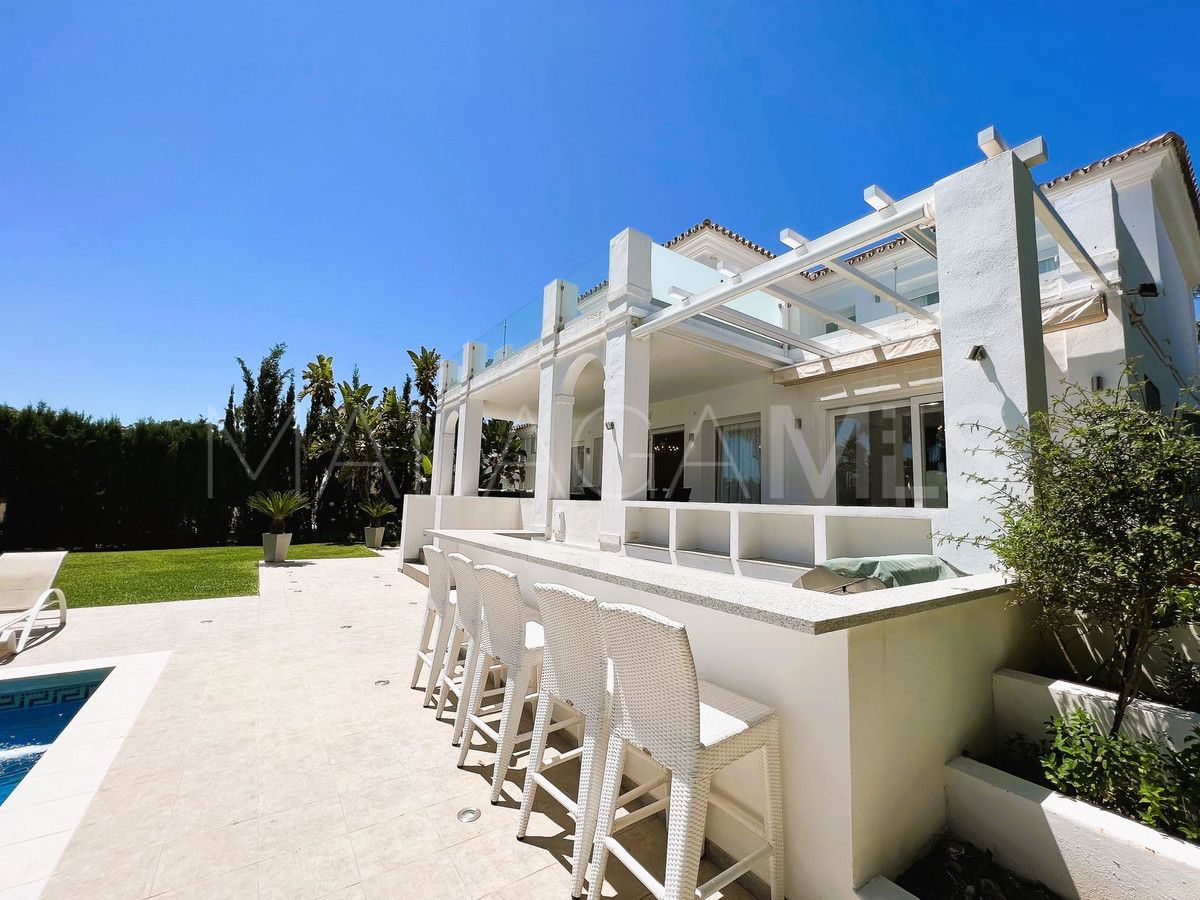 Villa for sale in Nueva Andalucia