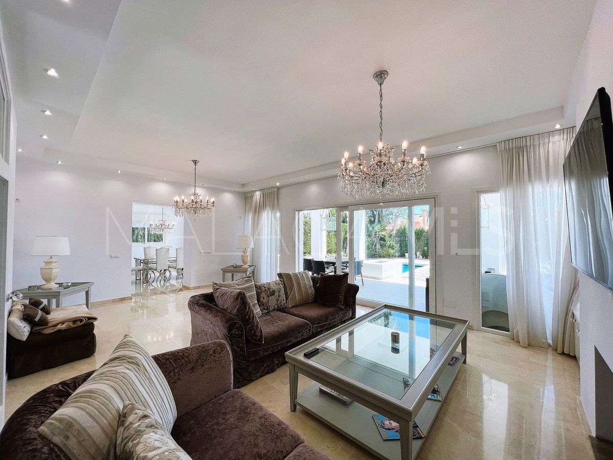 Villa for sale in Nueva Andalucia