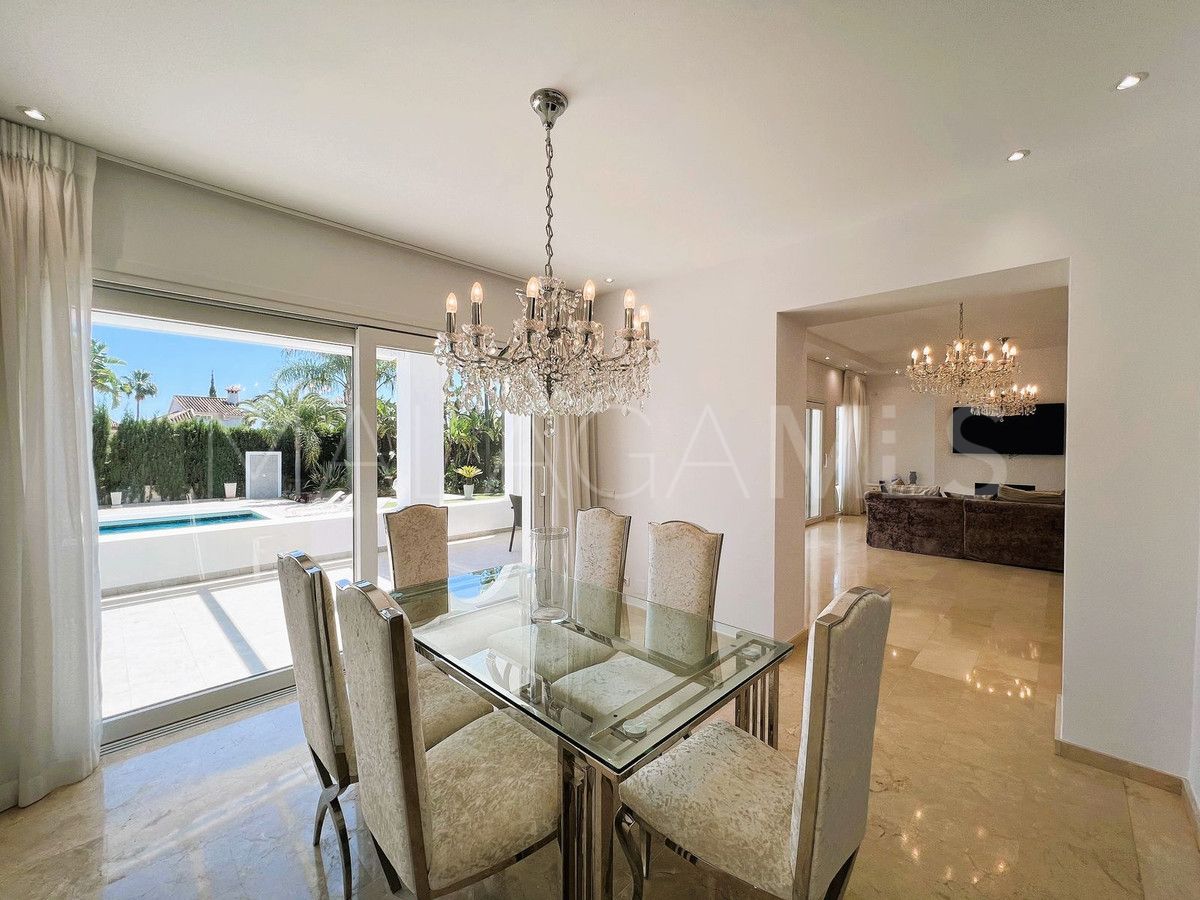 Villa for sale in Nueva Andalucia