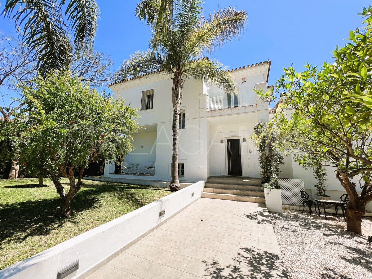 Villa for sale in Nueva Andalucia