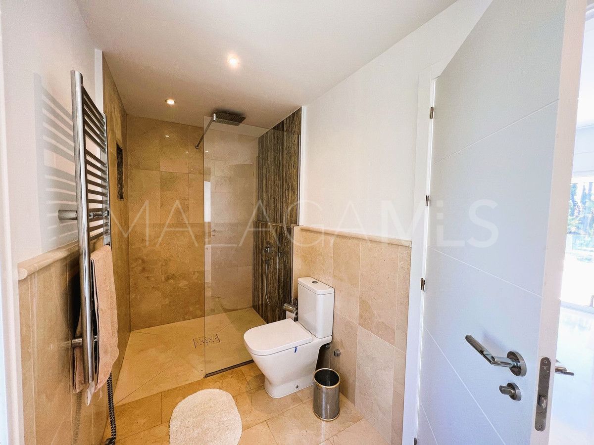 Villa for sale in Nueva Andalucia