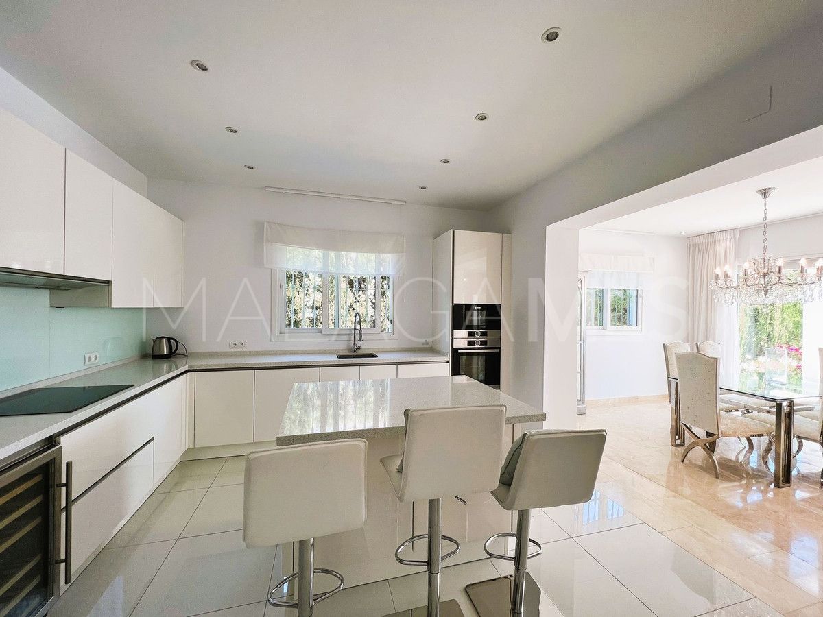 Villa for sale in Nueva Andalucia
