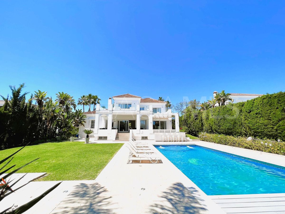Villa for sale in Nueva Andalucia