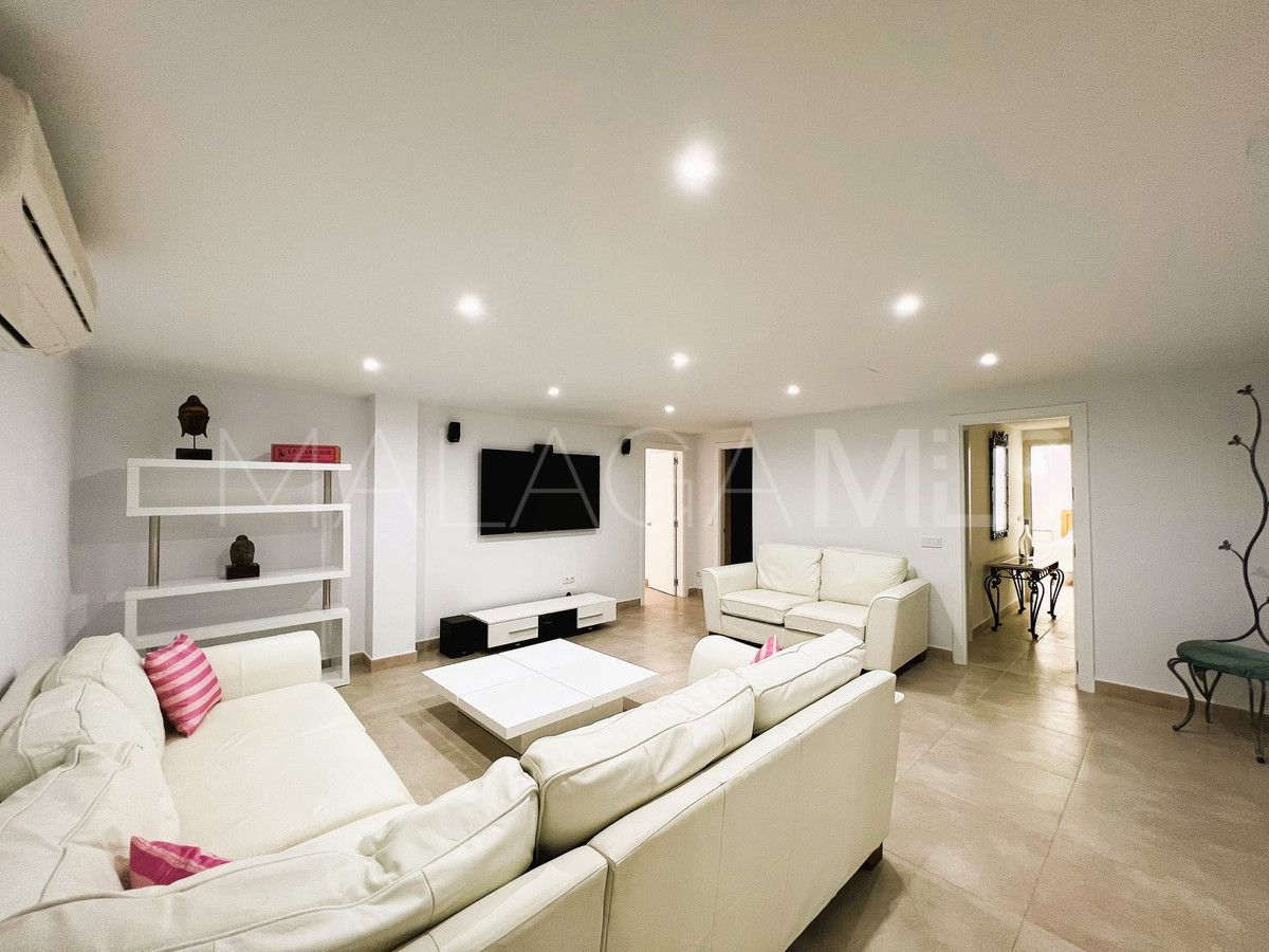 Villa for sale in Nueva Andalucia