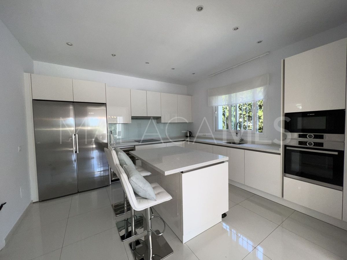 Villa for sale in Nueva Andalucia