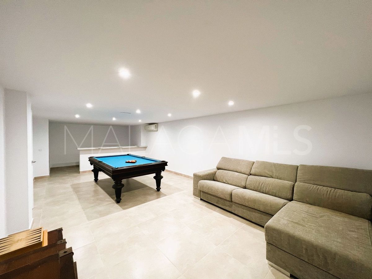 Villa for sale in Nueva Andalucia