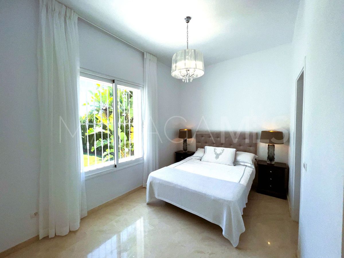 Villa for sale in Nueva Andalucia