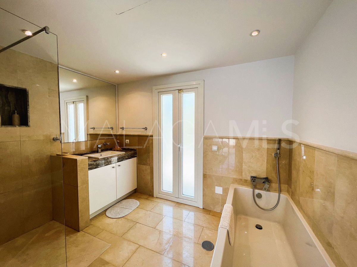 Villa for sale in Nueva Andalucia