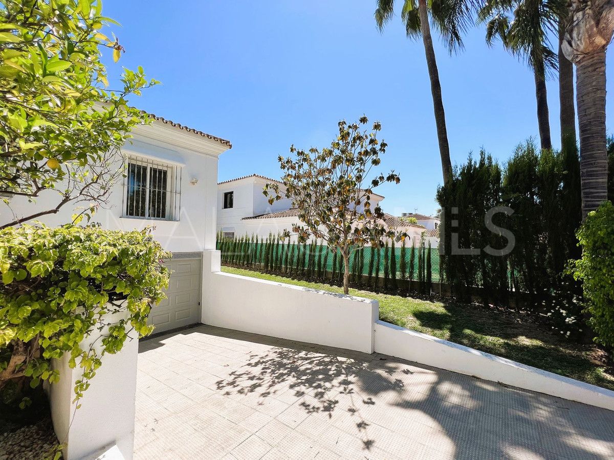 Villa for sale in Nueva Andalucia